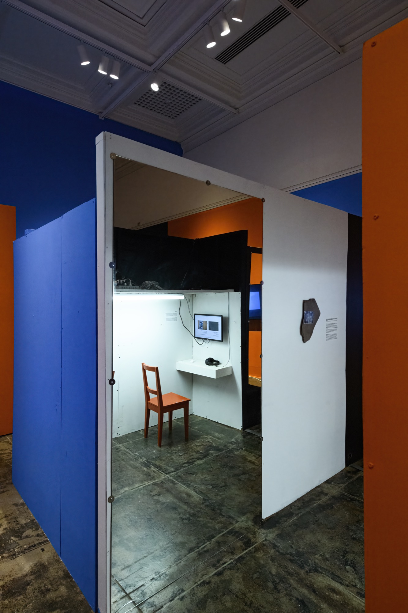 Extra/phenomenalities installation 11