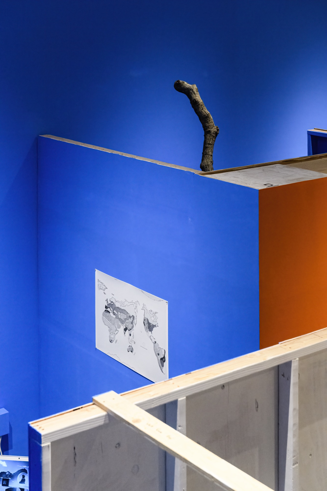 Extra/phenomenalities installation 19